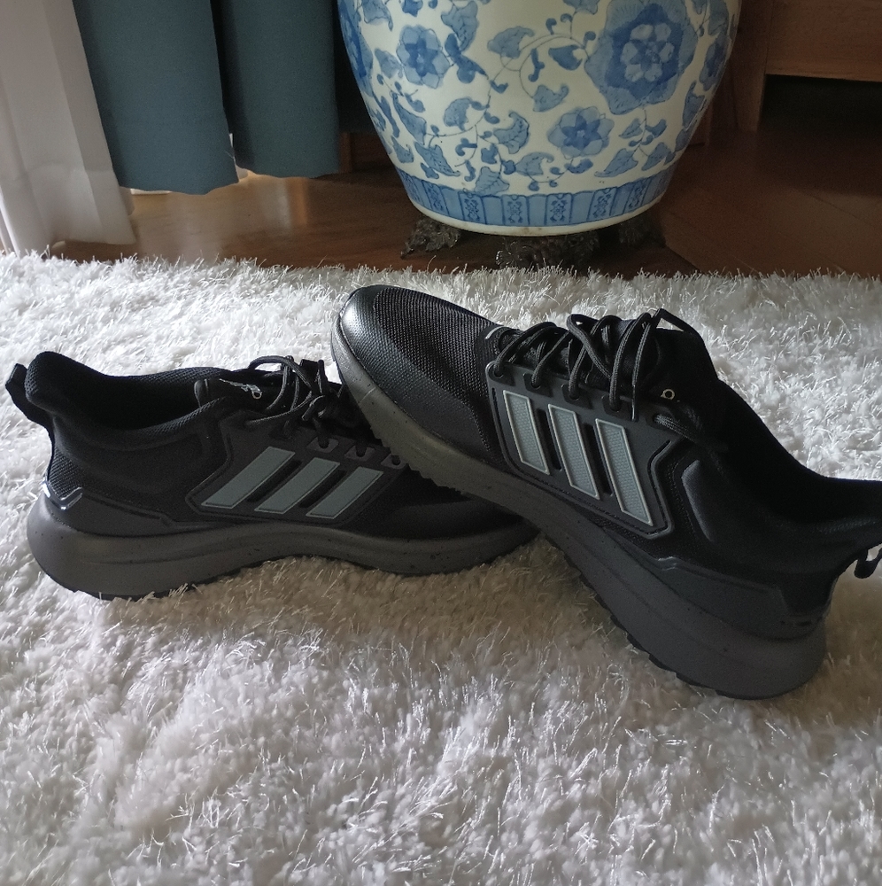 New Adidas tennis shoes men's size 11